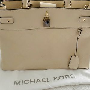 Women handbags | Michael Kors | loved piece | cream | lifestyle influencer